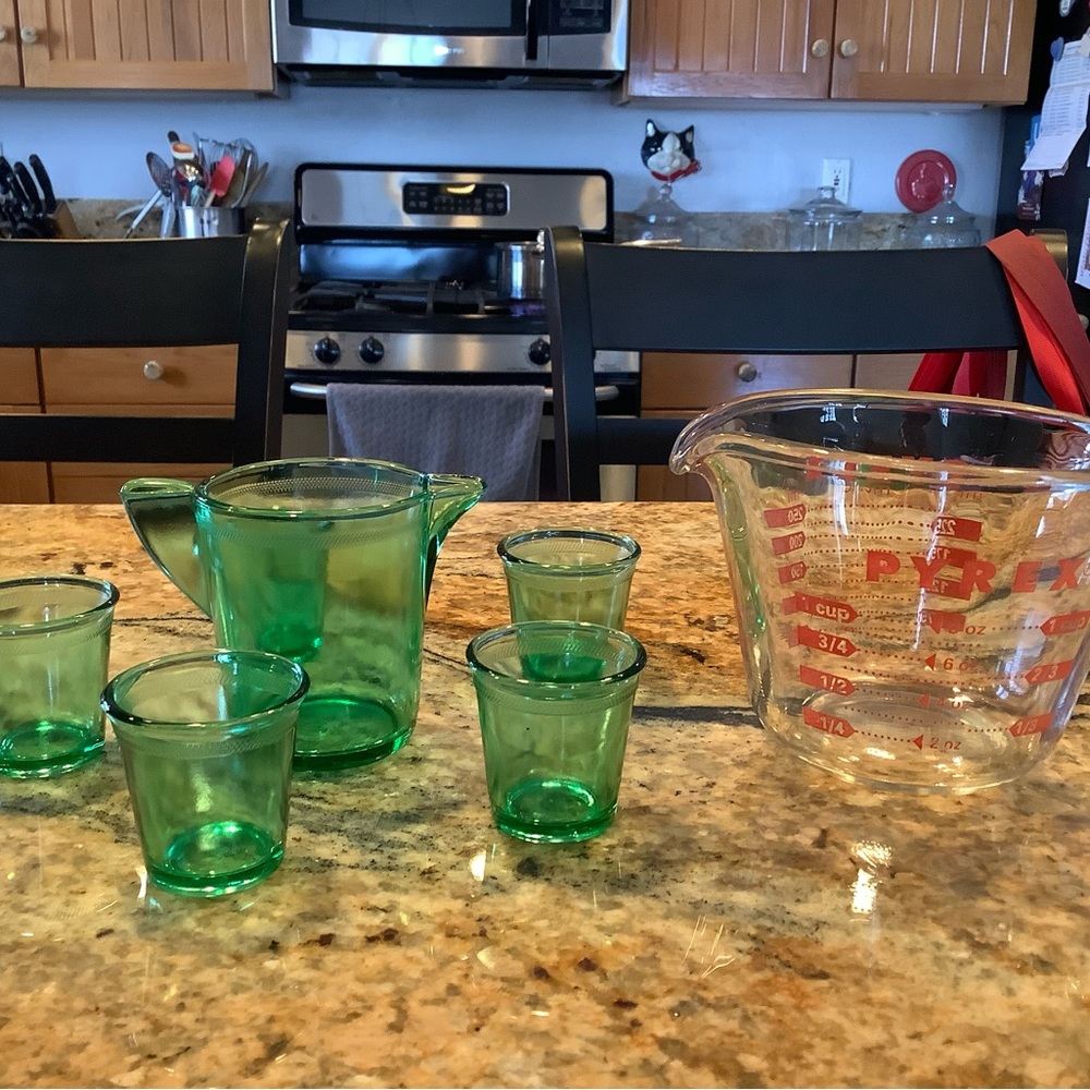 Miniature green glass pitcher with 5 glasses perfect condition